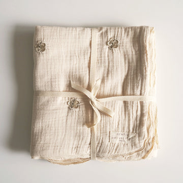 Gentil Coquelicot - Dekentje handgeborduurde bloemen met kant